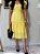 Vestido Crepe Trabalhado Amarelo Decote V Bolsos Frontais Mangas e Babados Barra Franzidos - Imagem 3