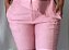 Calça Alfaiataria Amaranto Rosa Reta Com Nervuras Laterais, Bolsos Frontais E Traseiros, Elástico Atrás E Fecho Frontal - Imagem 2