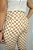 Calça Alfaiataria Feminina Flare Estampa Caramelo e Off-White Mosaíco com Pala e Bolsos com Botões Diferenciados - Imagem 9
