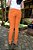 Calça Alfaiataria Feminina cor Caramelo Reta com Nervuras Horizontais no Quadril, Bolsos e Barra - Imagem 5