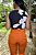 Calça Alfaiataria Feminina cor Caramelo Flare com Nervuras Horizontais no Quadril e Bolsos - Imagem 6