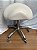 Mocho Sela Fixo Assento Ergonômico Giratório - Akmed - Branco - Showroom - Imagem 1