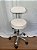 Mocho Tradicional Assento Giratório Com Encosto - Akmed - Branco - Showroom - Imagem 1