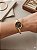 Relógio bracelete dourado fundo preto - Imagem 1