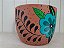 Vaso de cerâmica pintado a mão com flores coloridas. - Imagem 3