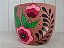 Vaso de cerâmica pintado a mão com flores coloridas. - Imagem 2