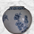 Vaso de porcelana com flores azuis - Imagem 1