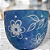 Cachepot de cerâmica azul com flores brancas - Imagem 3