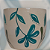 Vaso de cerâmica vermelha com flores e folhas - Imagem 2
