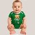 Body Torcedor Bebê Mêsversario Verde e Branco Infantil Porquinho Alegre Jogador - Imagem 2