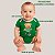 Body Torcedor Bebê Mêsversario Verde e Branco Infantil Porquinho Alegre Jogador - Imagem 7