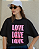 T-SHIRT OVERSIZED ESTAMPA LOCALIZADA ALL WE NEED IS LOVE - Imagem 3