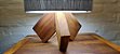 Abajur de mesa pés em madeira maciça e cúpula em tecido - Imagem 2