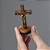 Crucifixo de Mesa Eis o Cordeiro de Deus com Chagas - Imagem 3