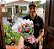 Buquê com 12 rosas rosadas no celofane e laço - Imagem 3