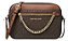 BOLSA MICHAEL KORS CROSSBODY MARROM MONOGRAMA - Imagem 1