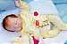 Bebê Reborn Menina Lilly May 47 Cm Olhos Fechados Detalhes Reais Com Lindo Enxoval E Acessórios - Imagem 2