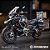 Miniatura BMW R 1250 GS PREMIUM TRIPLE BLACK - Escala 1:7 - 34 cm - Acende Farol, Lanterna, Spray, Aceleração - Imagem 1