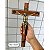 Crucifixo em Madeira com pedras, terra e rosas de Medjugorje - Mogno (de Parede) - Imagem 2