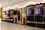 Loja Completa para Moda Unissex – 60 m² | 20 Peças em MDF Preto e Metalon Dourado | Balcão Vitrine + Expositores Premium - Imagem 1