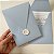 Convite Casamento Vertical Azul Serenity Aquarela Metalizado Dourado Lacre de cera Branco - Imagem 4