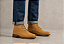Bota Cano Médio Couro Camurça Caramelo Com Zíper Barcelona Design | Dakota Bull - Imagem 2