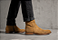 Bota Chelsea Zíper Lateral Couro Camurça Caramelo Estonado Barcelona Design - Imagem 2