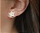 BRINCO ESTRELA ESMALTADA BRANCA COM PONTOS COLORIDOS BANHADO A OURO - Imagem 2