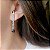 BRINCO EAR HOOK LUXO EM ZIRCÔNIAS BANHADO A RÓDIO BRANCO - Imagem 2