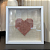 Quadro Decorativo Coração bordado - 25x25 vidro incolor, espaçador e moldura madeira branca. - Imagem 1