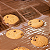 Cookie de Baunilha com gotas sabor chocolate e base de Chocolate ao Leite - Imagem 2
