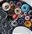 Colar artesanal bordado e botões - Imagem 3