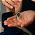 Colar com pingente de gota verde rodeado de zircônias folheado em ouro 18k - Imagem 1