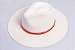 Chapéu Fedora Aba Grande 8cm Veludo Branco Faixa Vermelha - Coleção Carre - Imagem 3