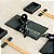 KIT PARA SUSHI PERSONALIZADO - 2 PRATOS RETANGULARES 10X20CM (ACAB. RÚSTICO), 2 MOLHEIRAS, 2 APOIOS PARA HASHI, 2 LAÇOS DE CETIM - ARDÓSIA - COR GRAFITE - Imagem 1