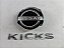 KIT EMBLEMAS TAMPA TRASEIR PORT MALAS NISSAN KICKS 2025 ORIG - Imagem 1