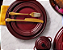 Prato Raso Le Creuset Garnet 27 cm – Cerâmica Premium | Casa de Lila - Imagem 1
