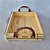 Bandeja baixa de madeira pinus com alça de couro M 20x27x6cm - Imagem 2