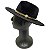 CHAPÉU FEDORA PRETO UNISSEX CORRENTE SETAS DOURADAS ABA RETA 7,5 CM - Imagem 2