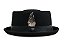 CHAPÉU PORK PIE SKULL CAVEIRA PRETO FOSCO FAIXA COURO PRETO E PENA - Imagem 1