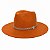 CHAPÉU FEDORA FERRUGEM UNISSEX CORRENTE SETAS PRATEADAS ABA RETA 7,5 CM - Imagem 1