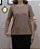 T-shirt basica marrom de viscose com decote redondo e manga curta - Imagem 4