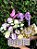Encanto de lisianthus com rosas e chocolates - Imagem 3