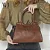 Bolsa WJ Marrom Satchel Grande Estruturada Detalhe Pesponto - Imagem 2