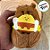 Chaveiro de Pelúcia - Capivara com Mochila de Abelha - 13cm - 1 unidade - Rizzo - Imagem 3