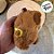 Chaveiro de Pelúcia - Capivara com Mochila de Abelha - 13cm - 1 unidade - Rizzo - Imagem 4