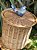 CESTA / LIXEIRA DE VIME NATURAL - PÁSSARO AZUL - Imagem 1