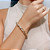 Bracelete Ingrid Classic II: Uma Elegância Entrelaçada - Imagem 2