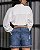 Shorts curto jeans boyfriend com barra desfiada e abertura lateral - Imagem 2