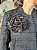 Casaco maravilhoso com botões na manga e broche flor - Preto | Branco - Imagem 2